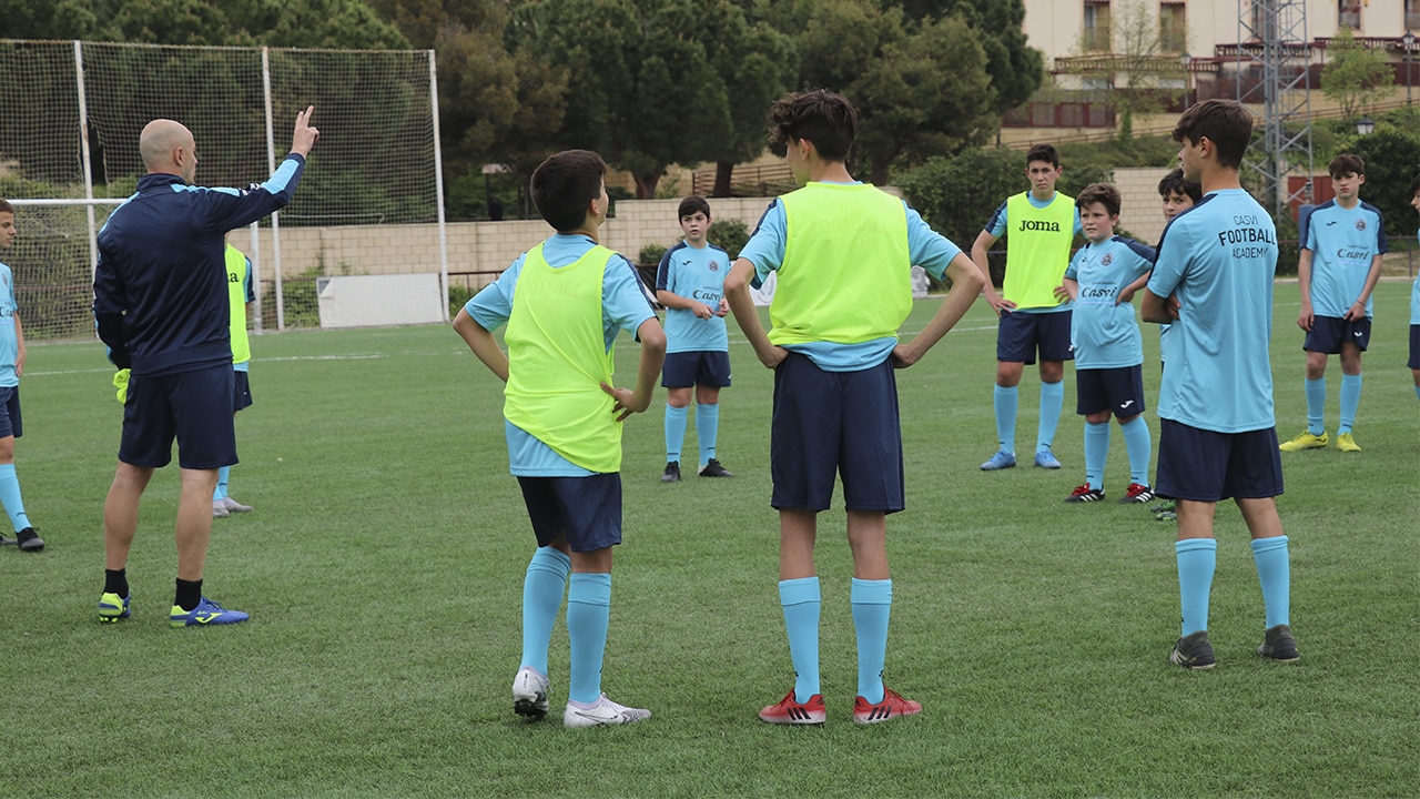 Alumnos de Casvi Football Academy participando en un entrenamiento de esta Escuela de Fútbol de Alto Rendimiento