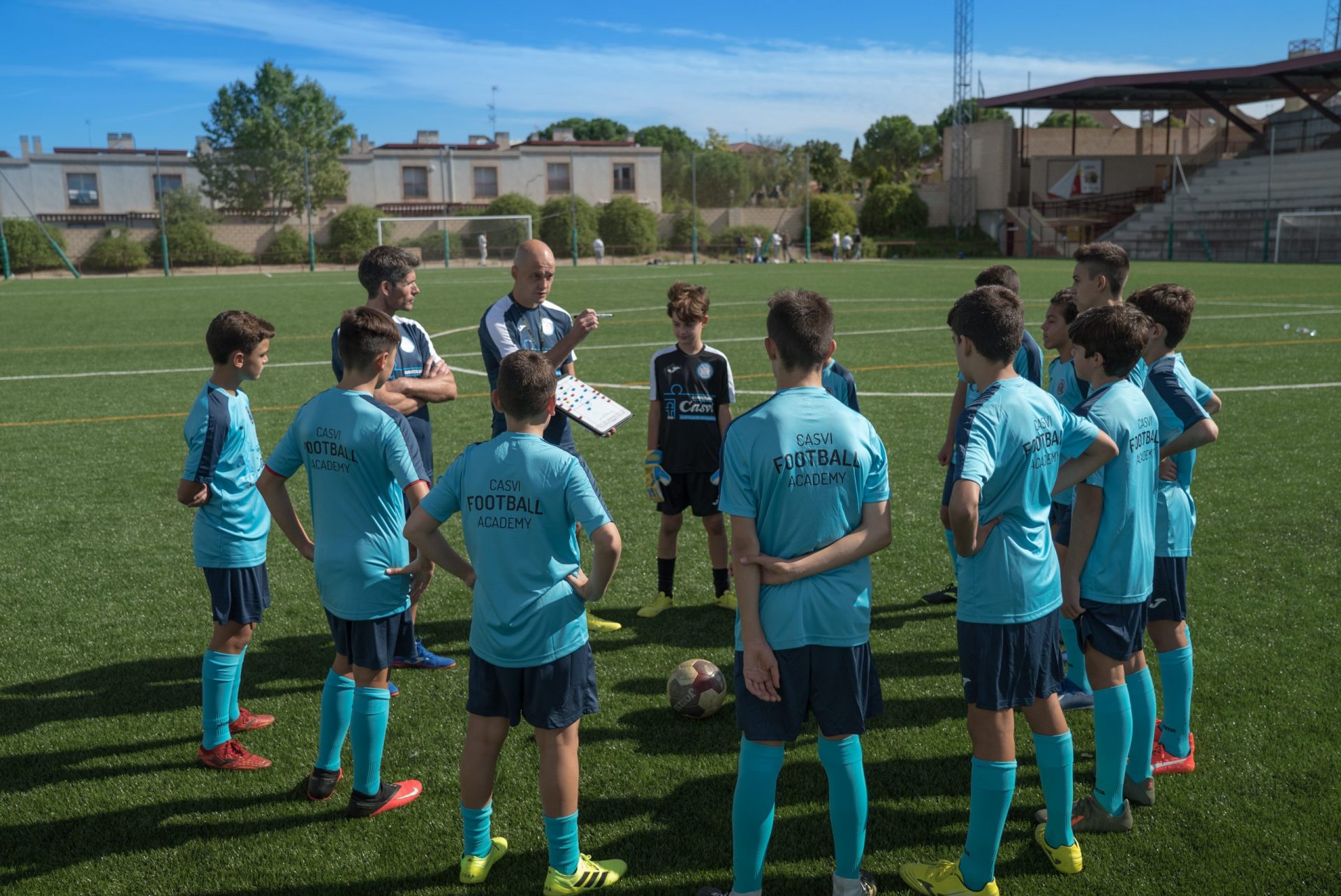 Alumnos de Casvi Football Academy junto a Nano Rivas, director de esta Academia de Alto Rendimiento