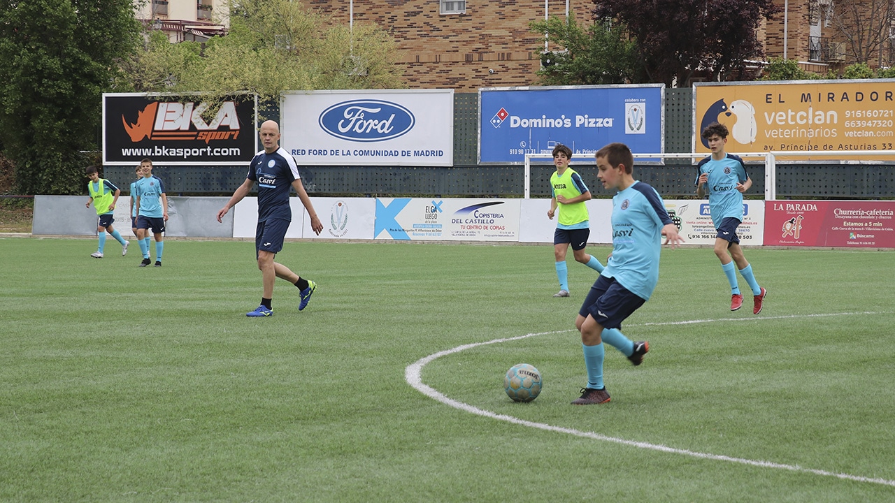 Alumnos de Casvi Football Academy participando en un entrenamiento de esta Escuela de Fútbol de Alto Rendimiento