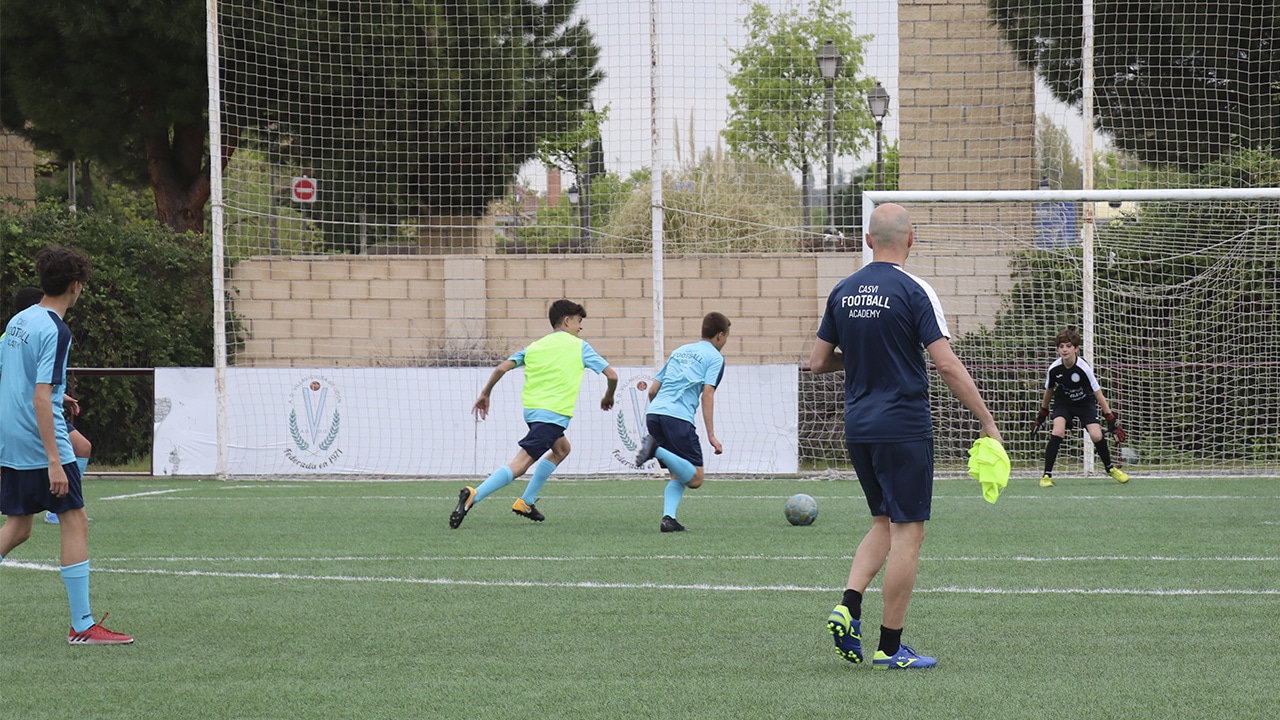 Alumnos de Casvi Football Academy participando en un entrenamiento de esta Escuela de Fútbol de Alto Rendimiento