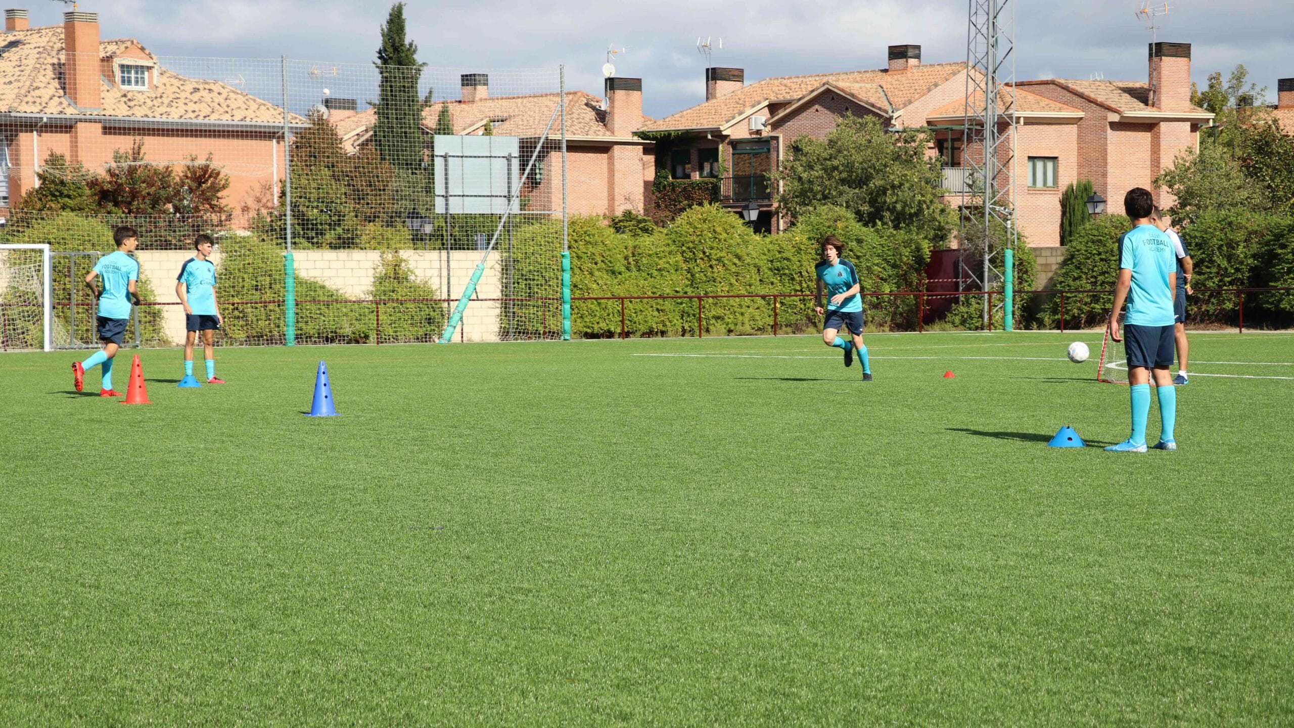 Entrenamiento de los alumnos de la Escuela de Fútbol de Alto Rendimiento Casvi Football Academy
