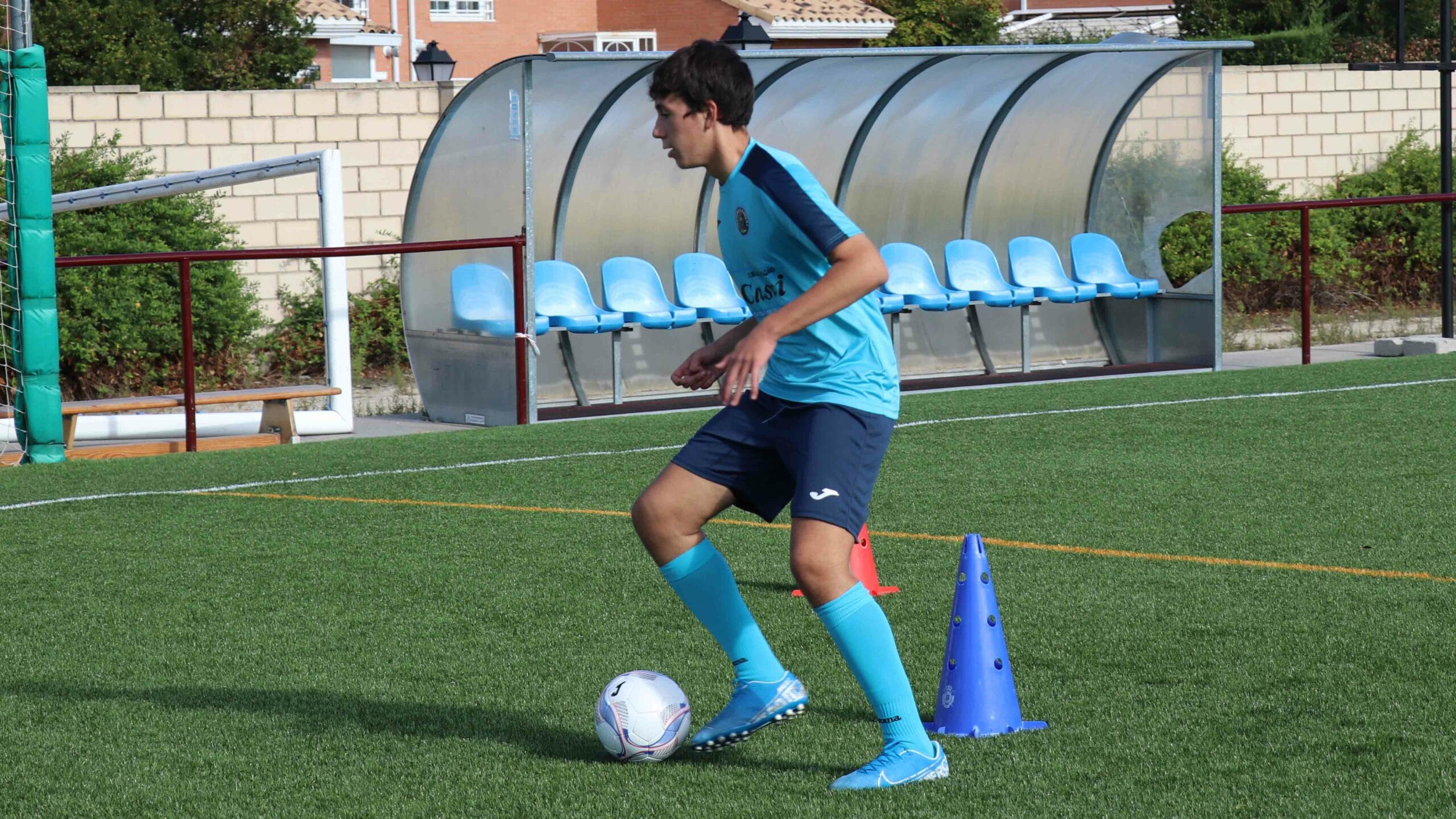 Entrenamiento de un microciclo semanal de los alumnos de la Escuela de Fútbol de Alto Rendimiento Casvi Football Academy