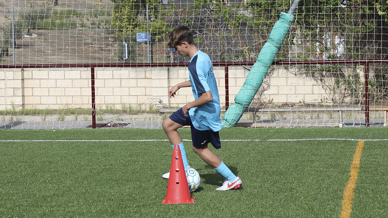 Alumnos de Casvi Football Academy entrenando