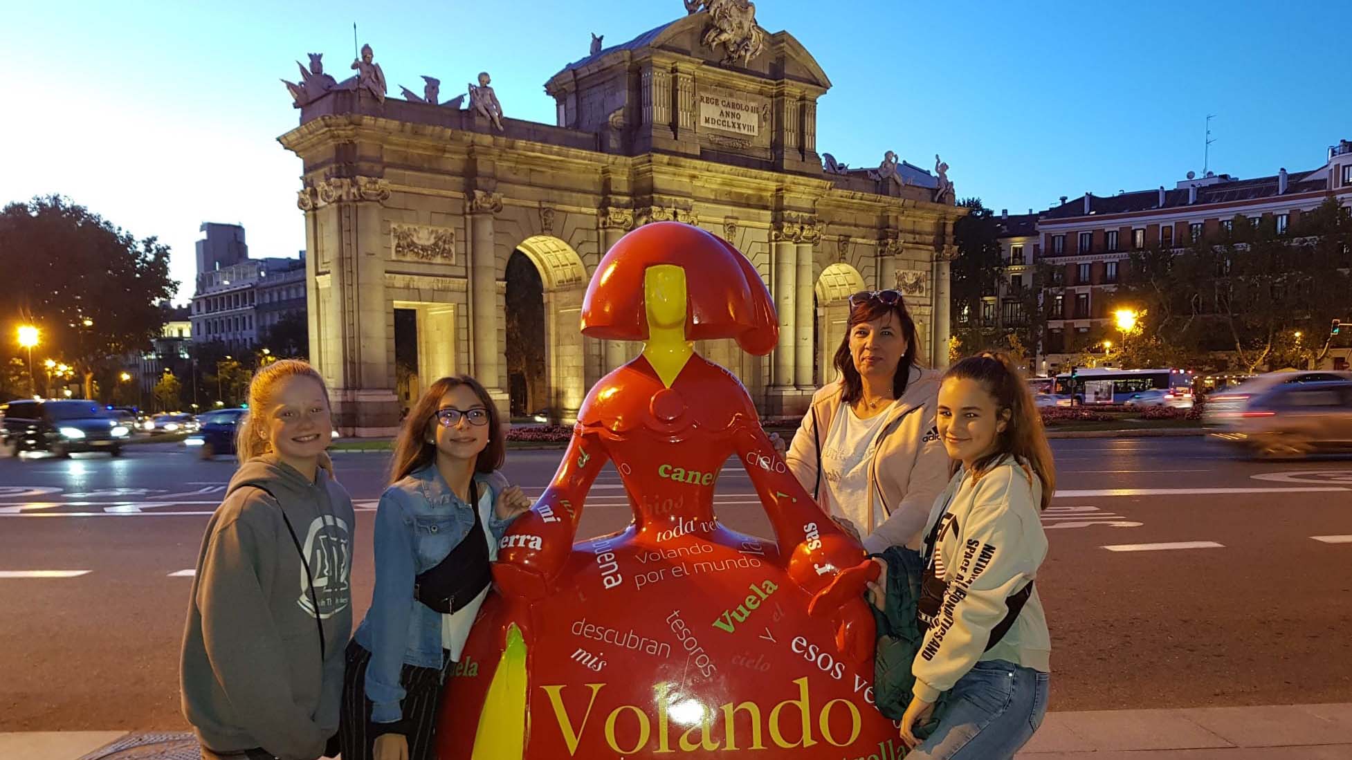 Alumnos Internacionales del Grupo Educativo Casvi en la Puerta de Alcalá de Madrid