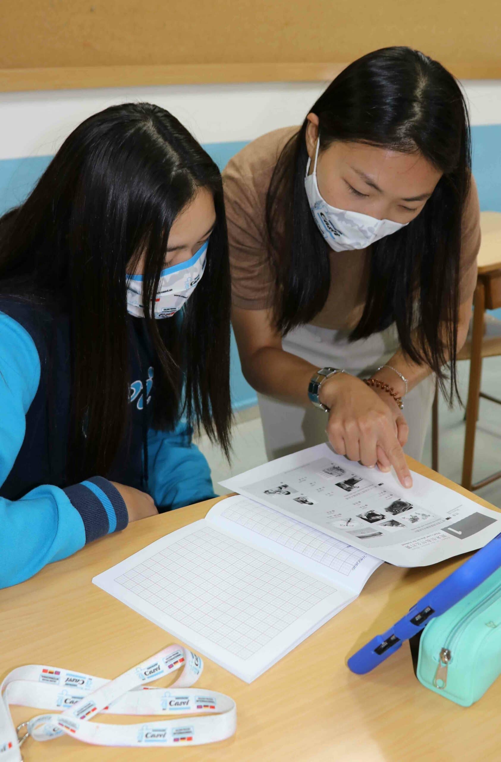 Alumnos chinos del Colegio Privado Internacional Eurocolegio Casvi recibiendo clases de español